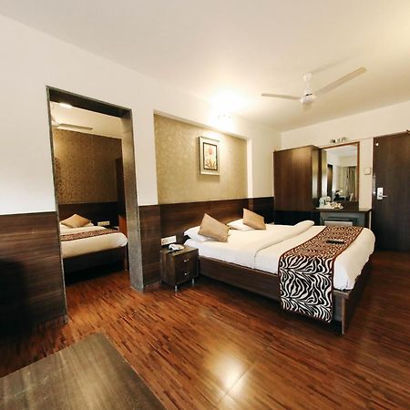 Hotel Maharana Inn Chembur Мумбай Екстериор снимка