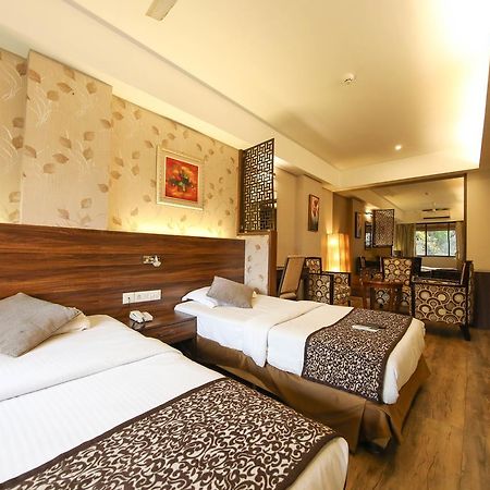 Hotel Maharana Inn Chembur Мумбай Екстериор снимка