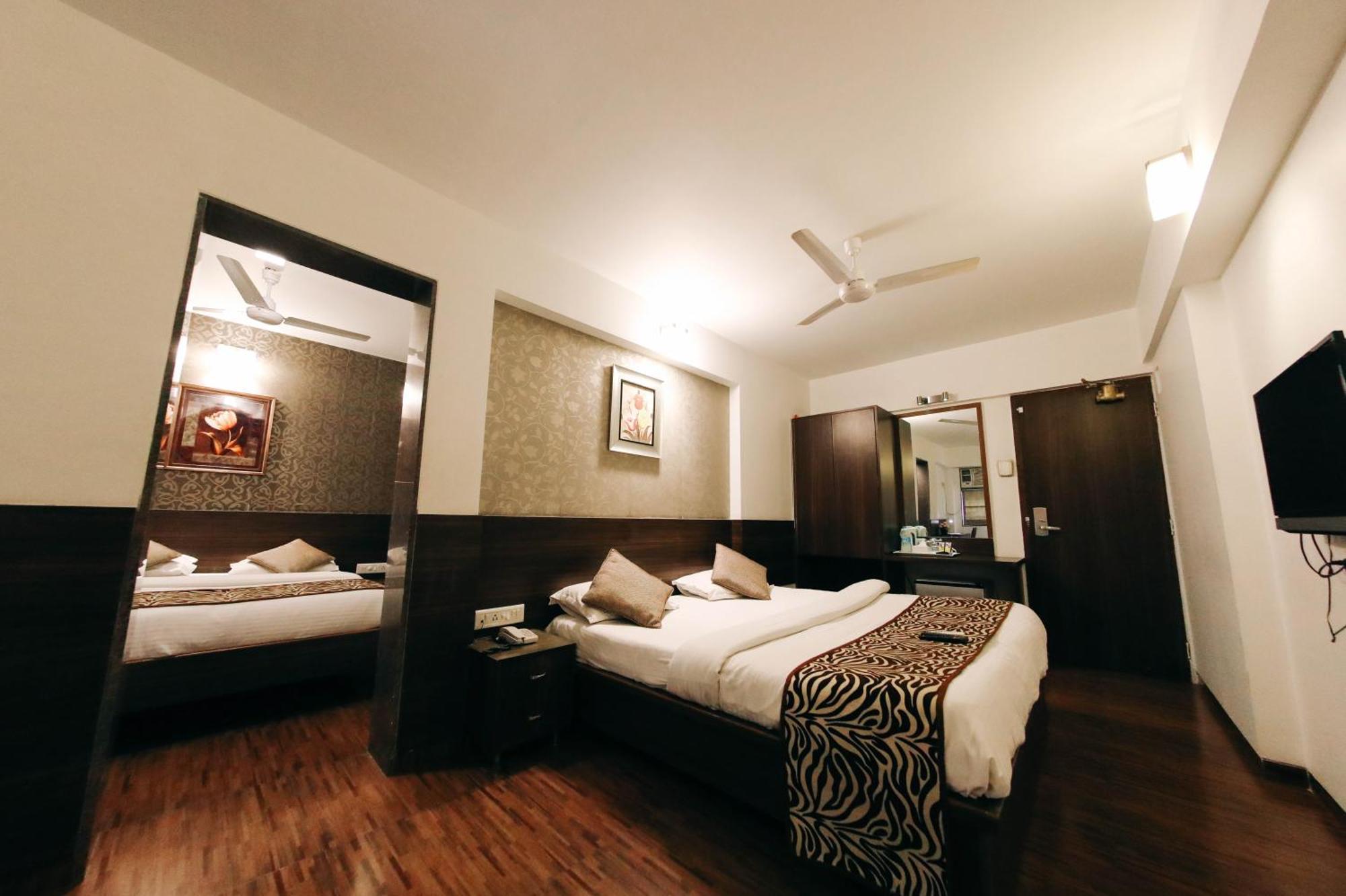Hotel Maharana Inn Chembur Мумбай Екстериор снимка