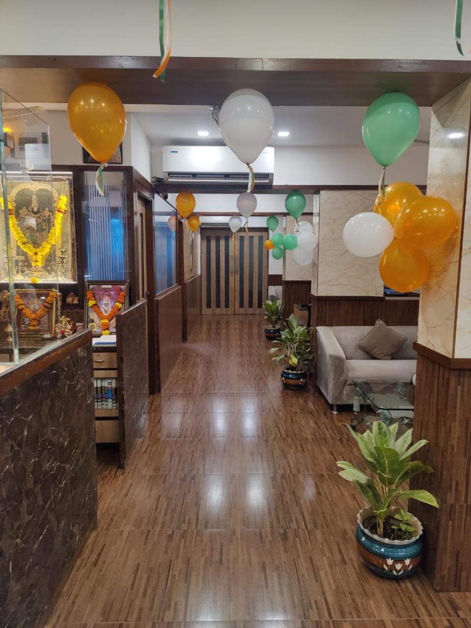 Hotel Maharana Inn Chembur Мумбай Екстериор снимка