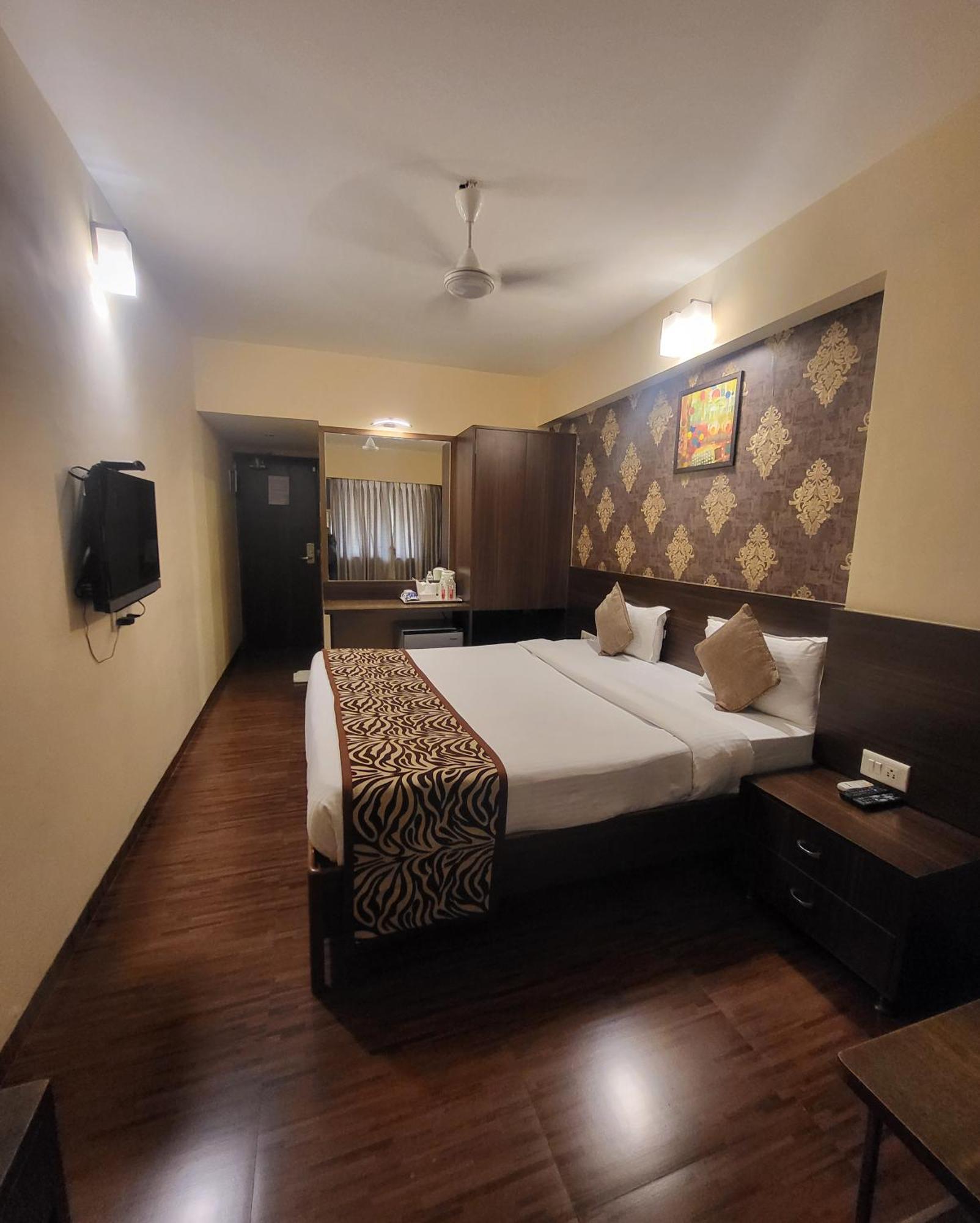 Hotel Maharana Inn Chembur Мумбай Екстериор снимка