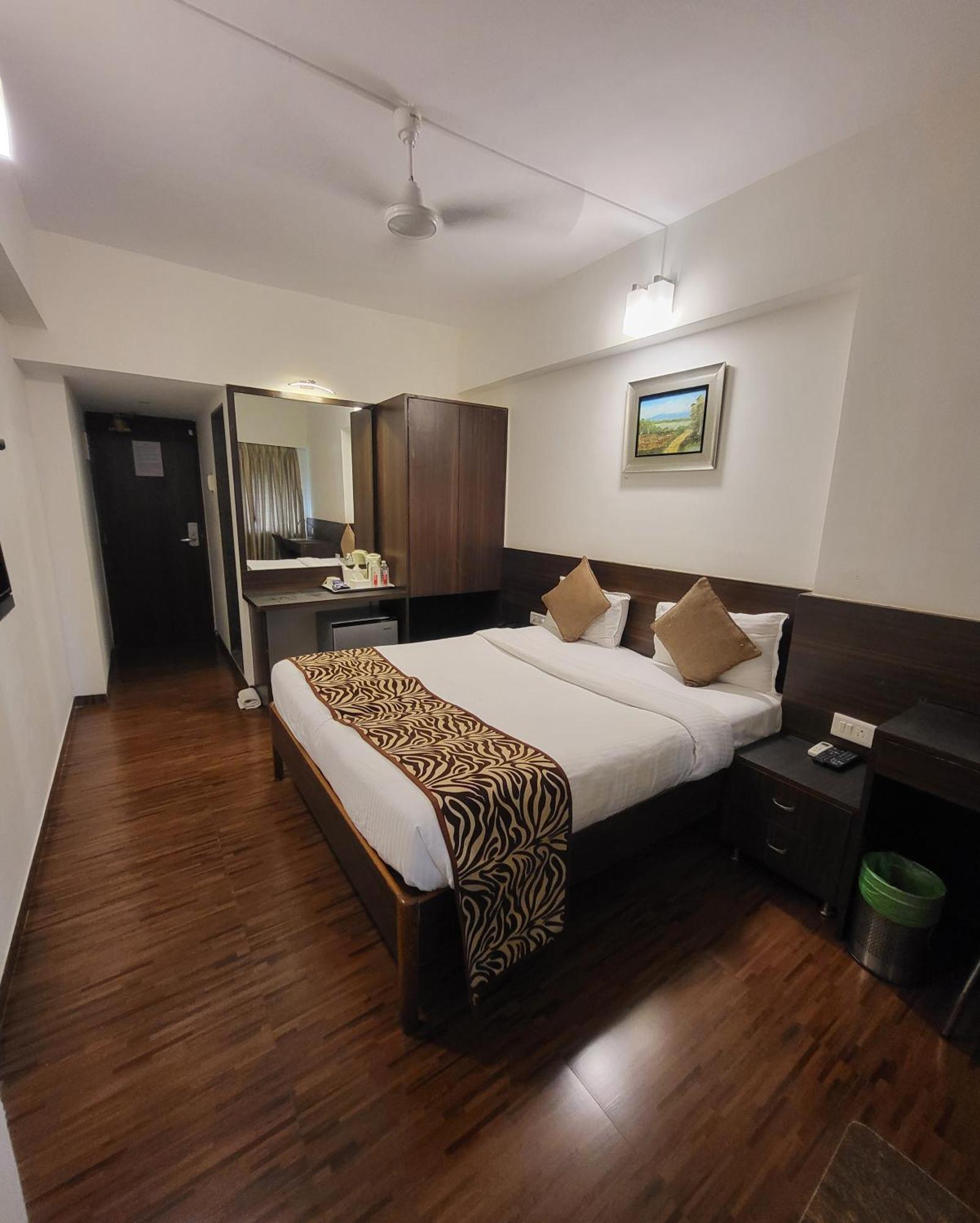 Hotel Maharana Inn Chembur Мумбай Екстериор снимка
