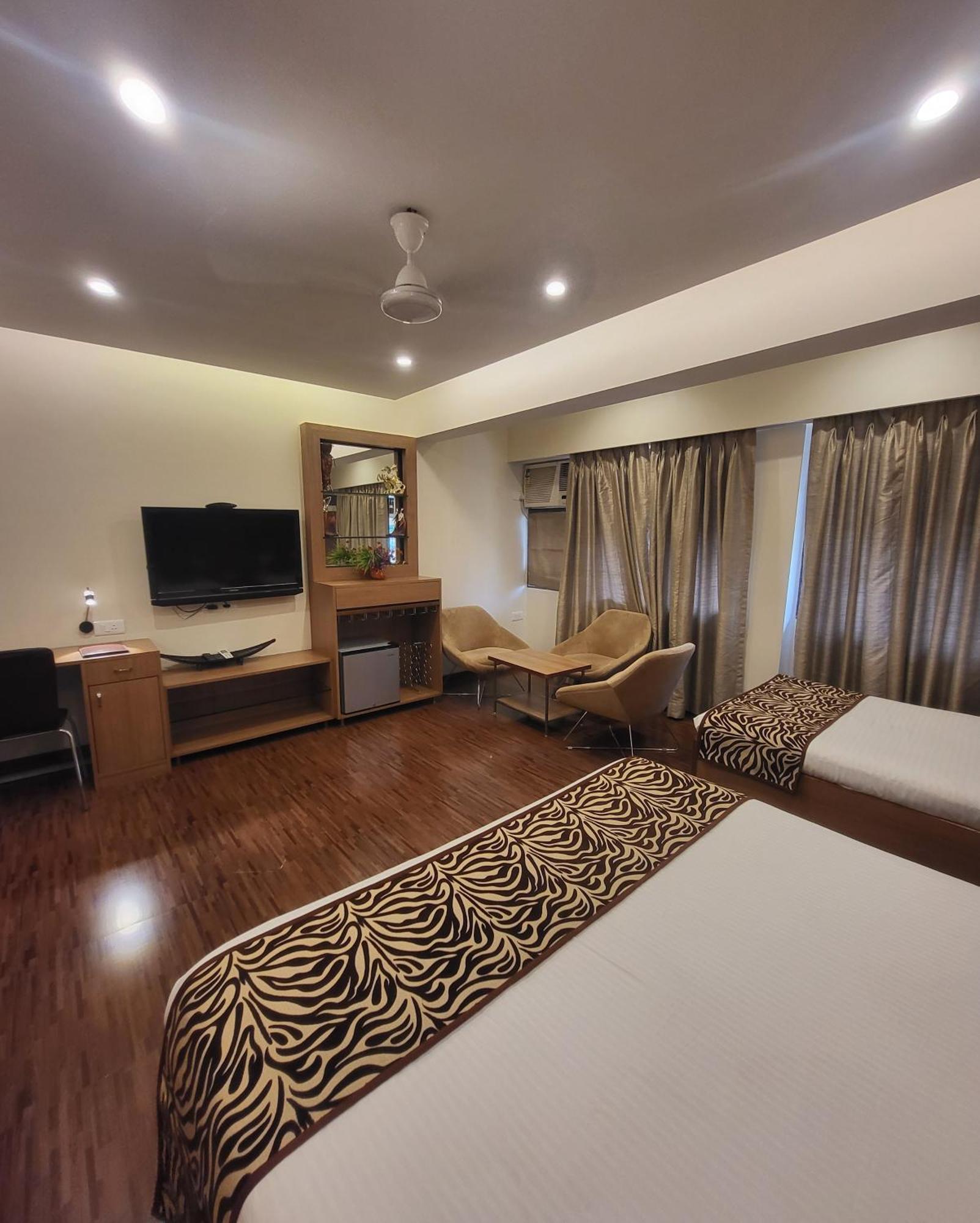 Hotel Maharana Inn Chembur Мумбай Екстериор снимка