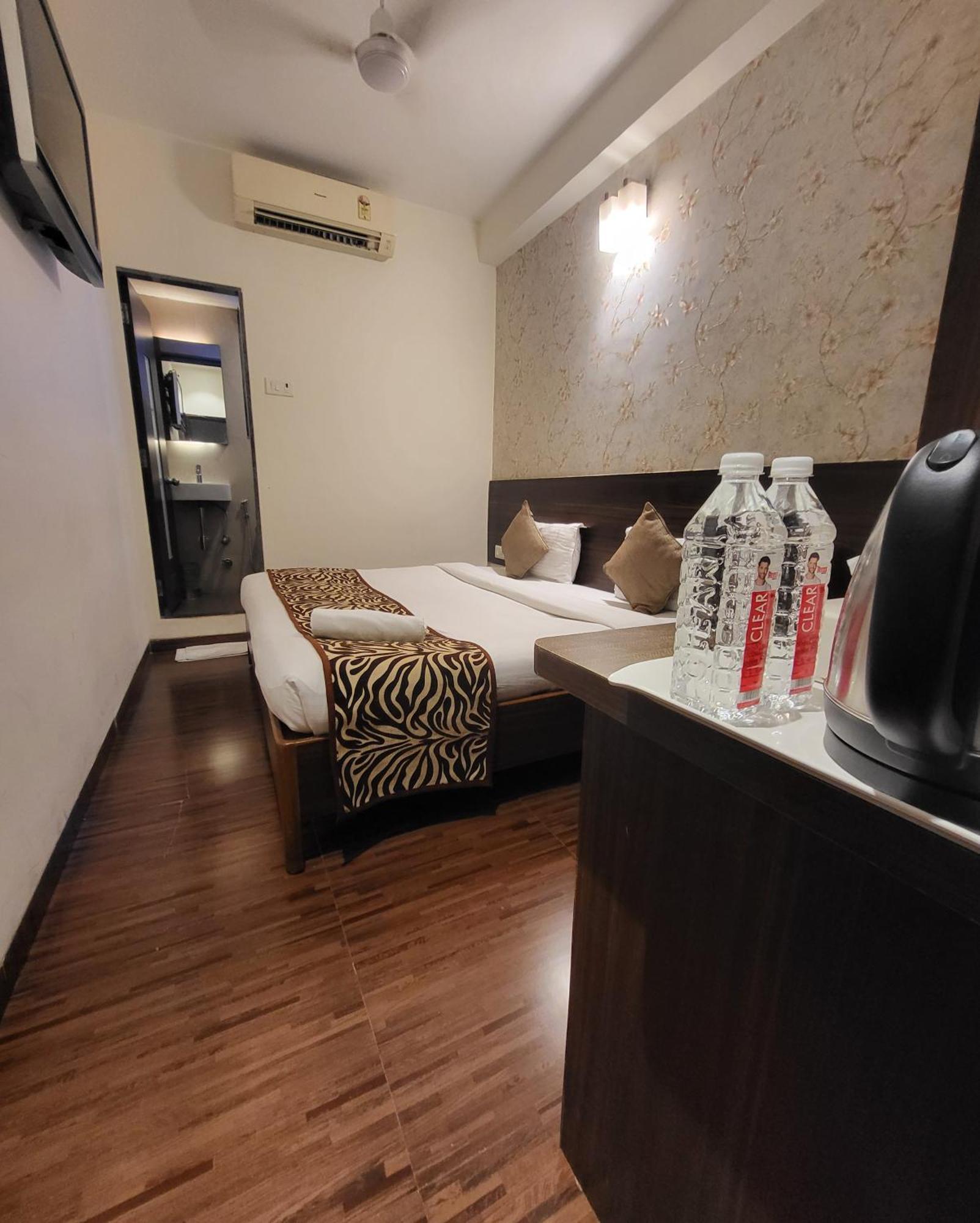 Hotel Maharana Inn Chembur Мумбай Екстериор снимка