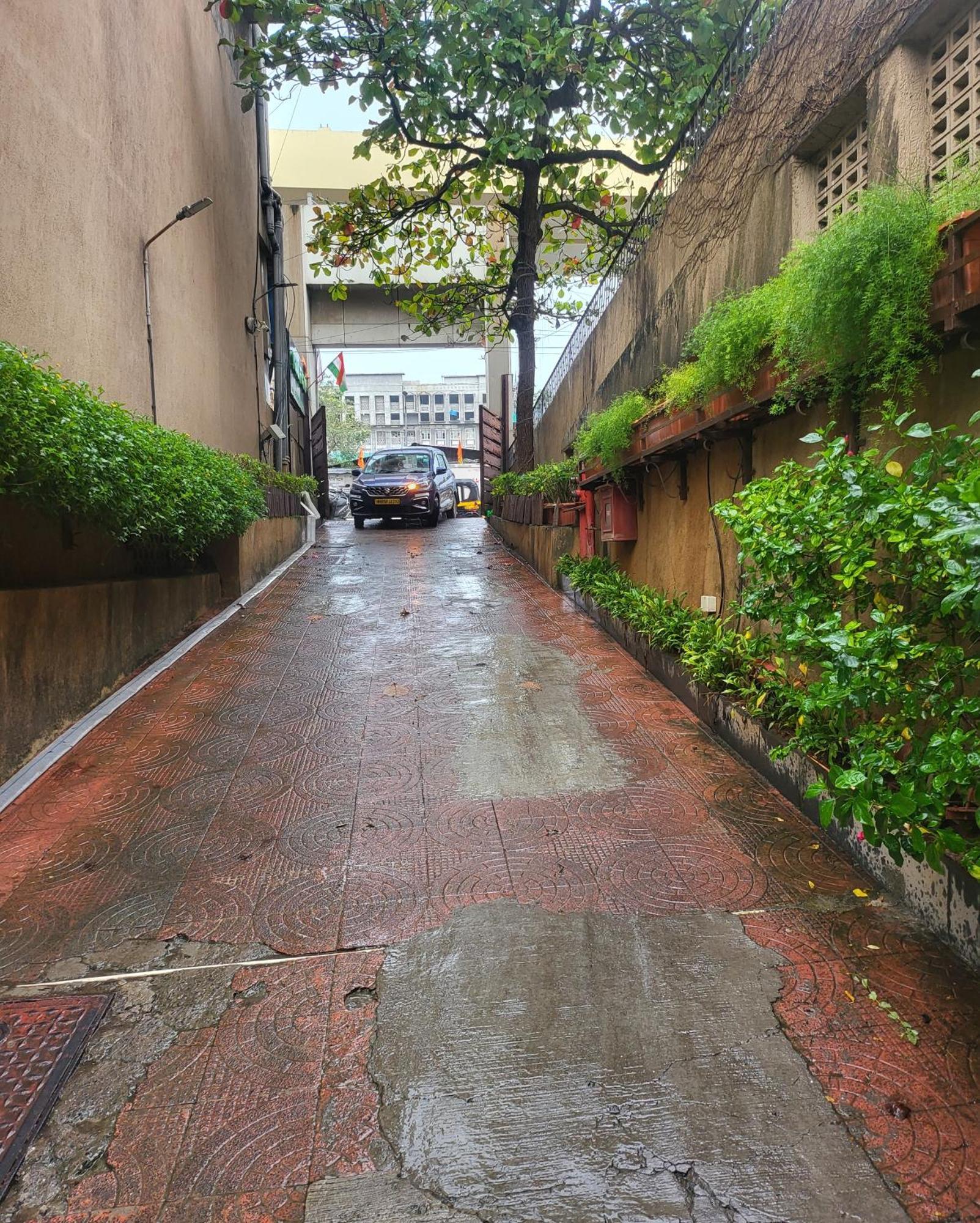 Hotel Maharana Inn Chembur Мумбай Екстериор снимка