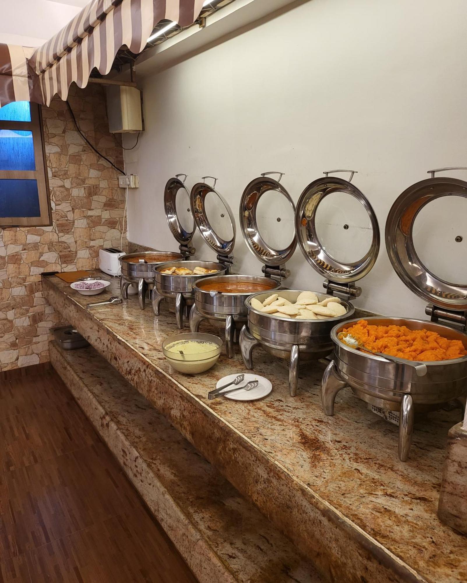 Hotel Maharana Inn Chembur Мумбай Екстериор снимка