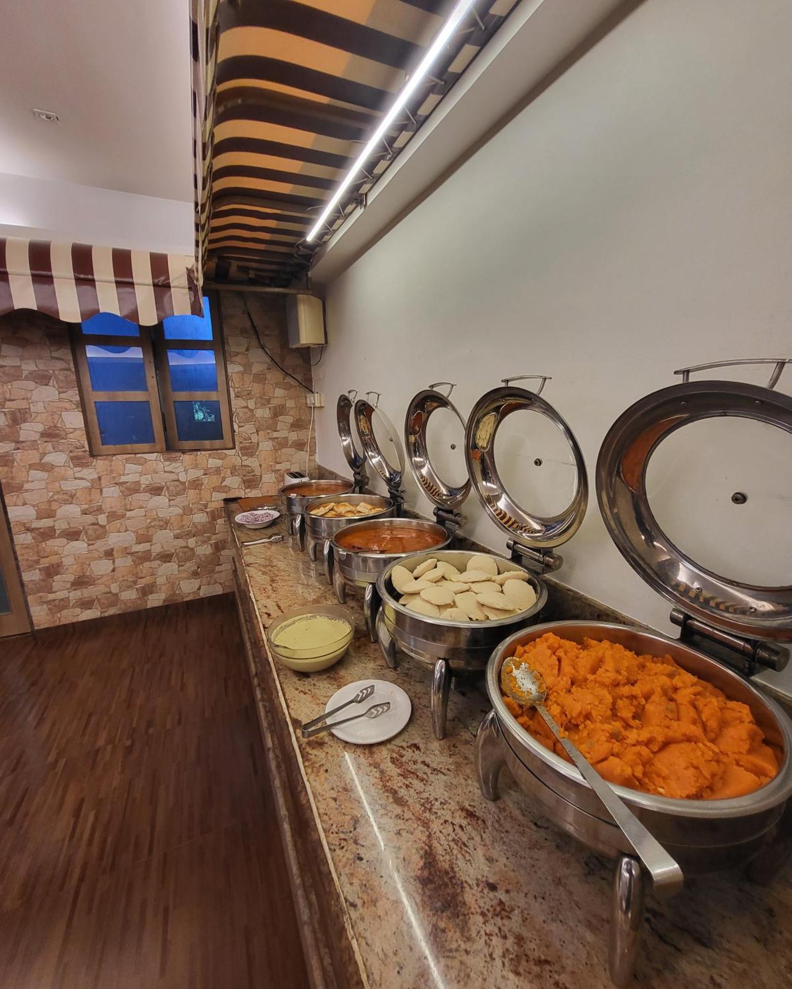 Hotel Maharana Inn Chembur Мумбай Екстериор снимка