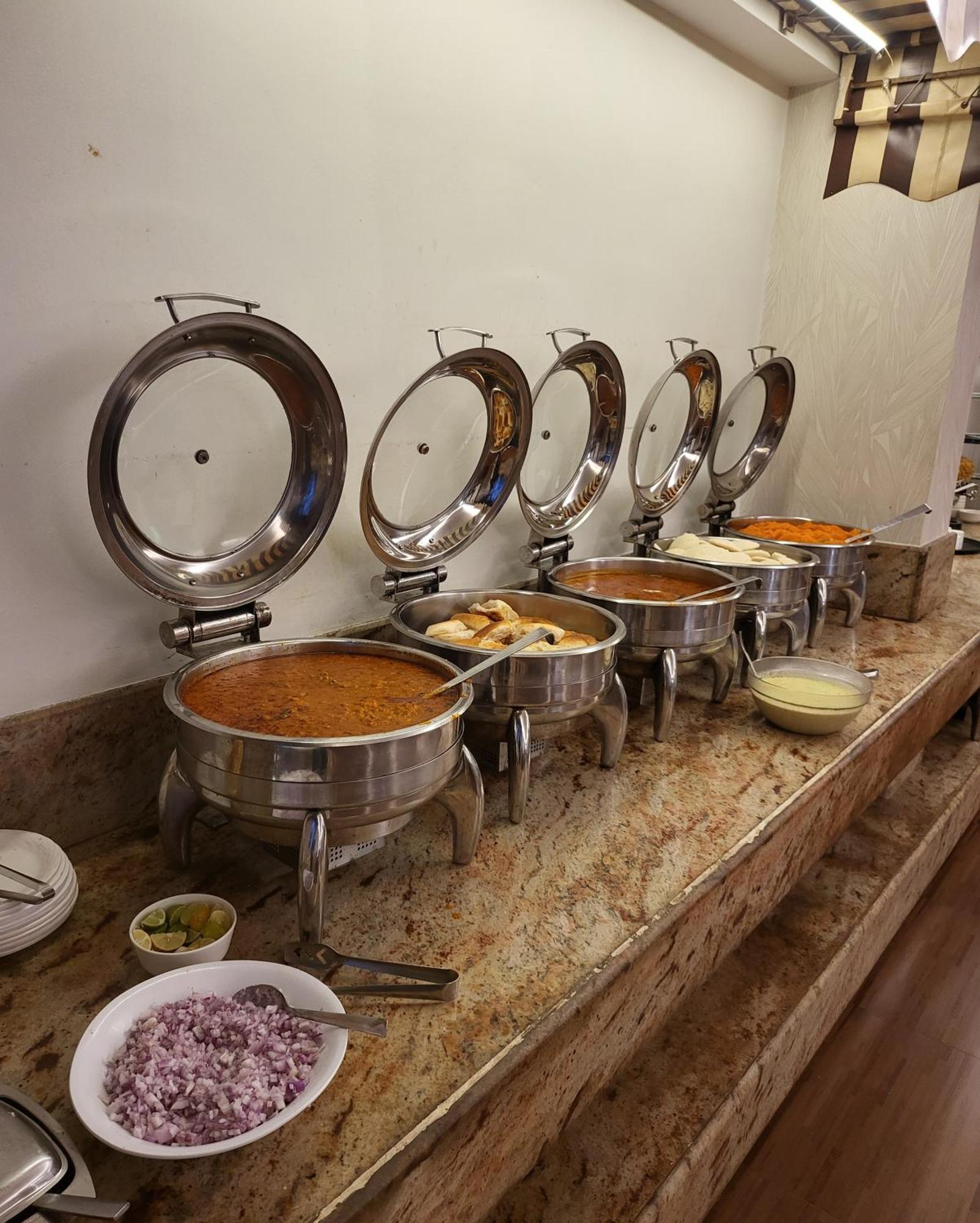 Hotel Maharana Inn Chembur Мумбай Екстериор снимка