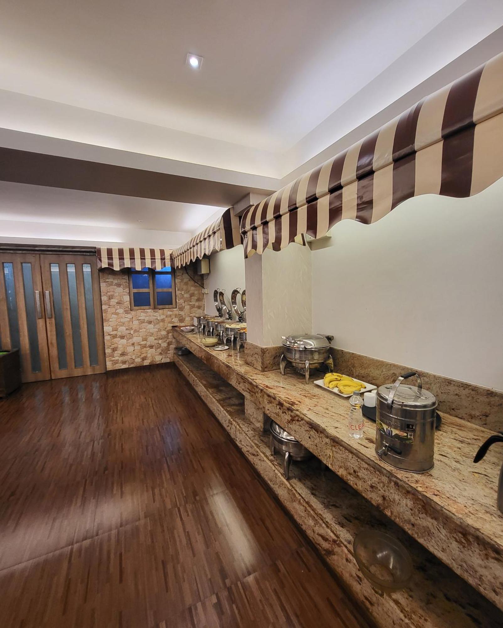 Hotel Maharana Inn Chembur Мумбай Екстериор снимка