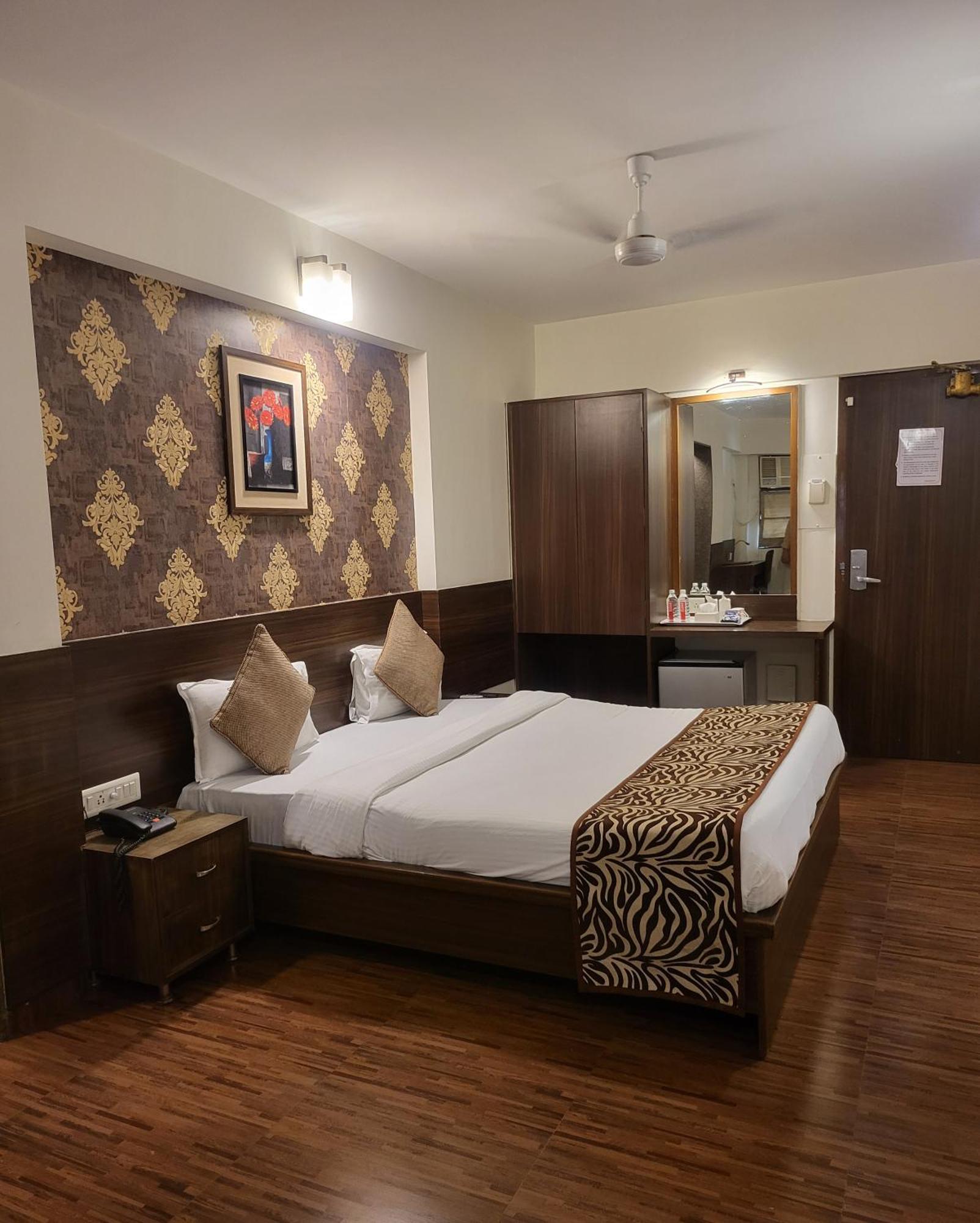 Hotel Maharana Inn Chembur Мумбай Екстериор снимка
