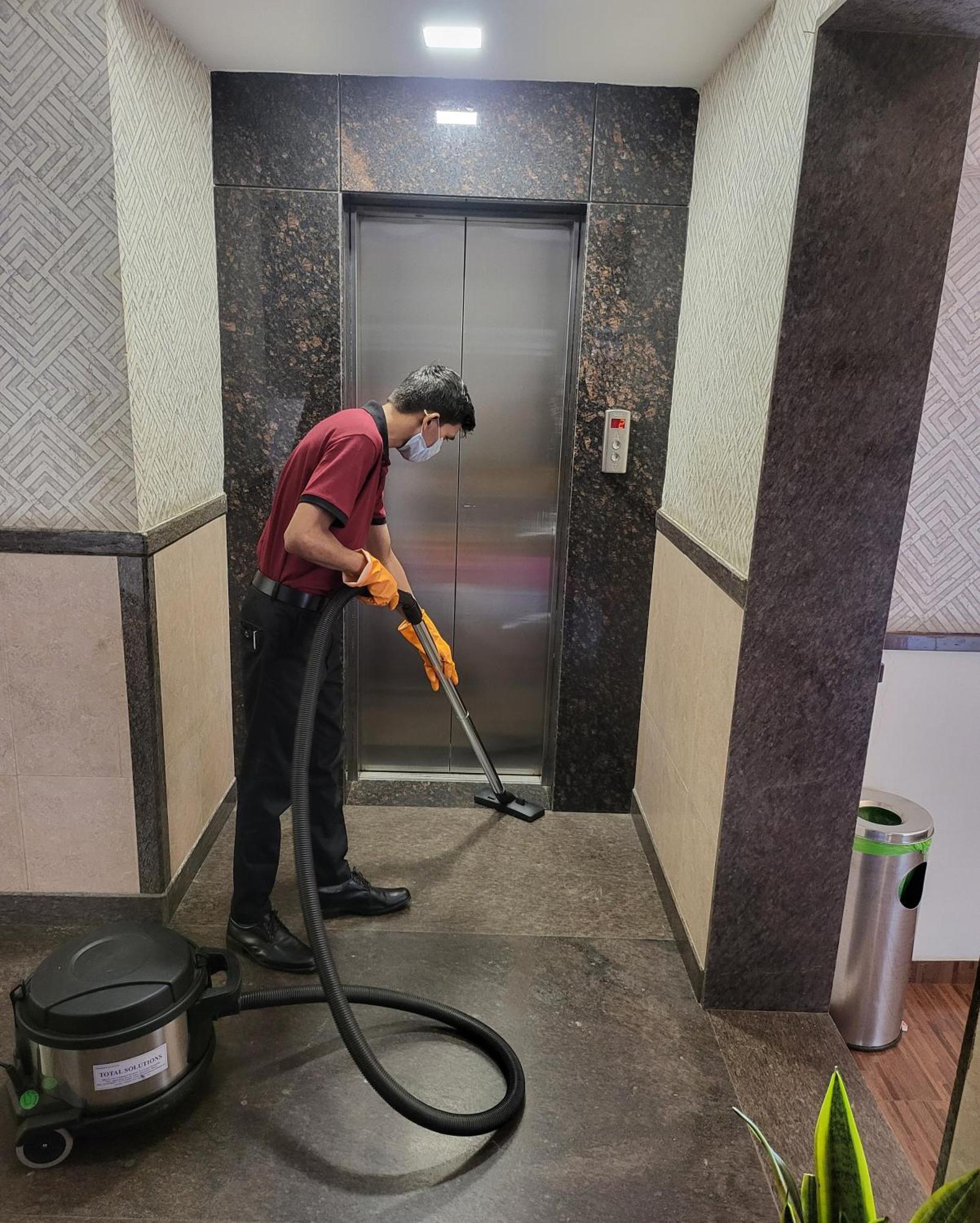 Hotel Maharana Inn Chembur Мумбай Екстериор снимка
