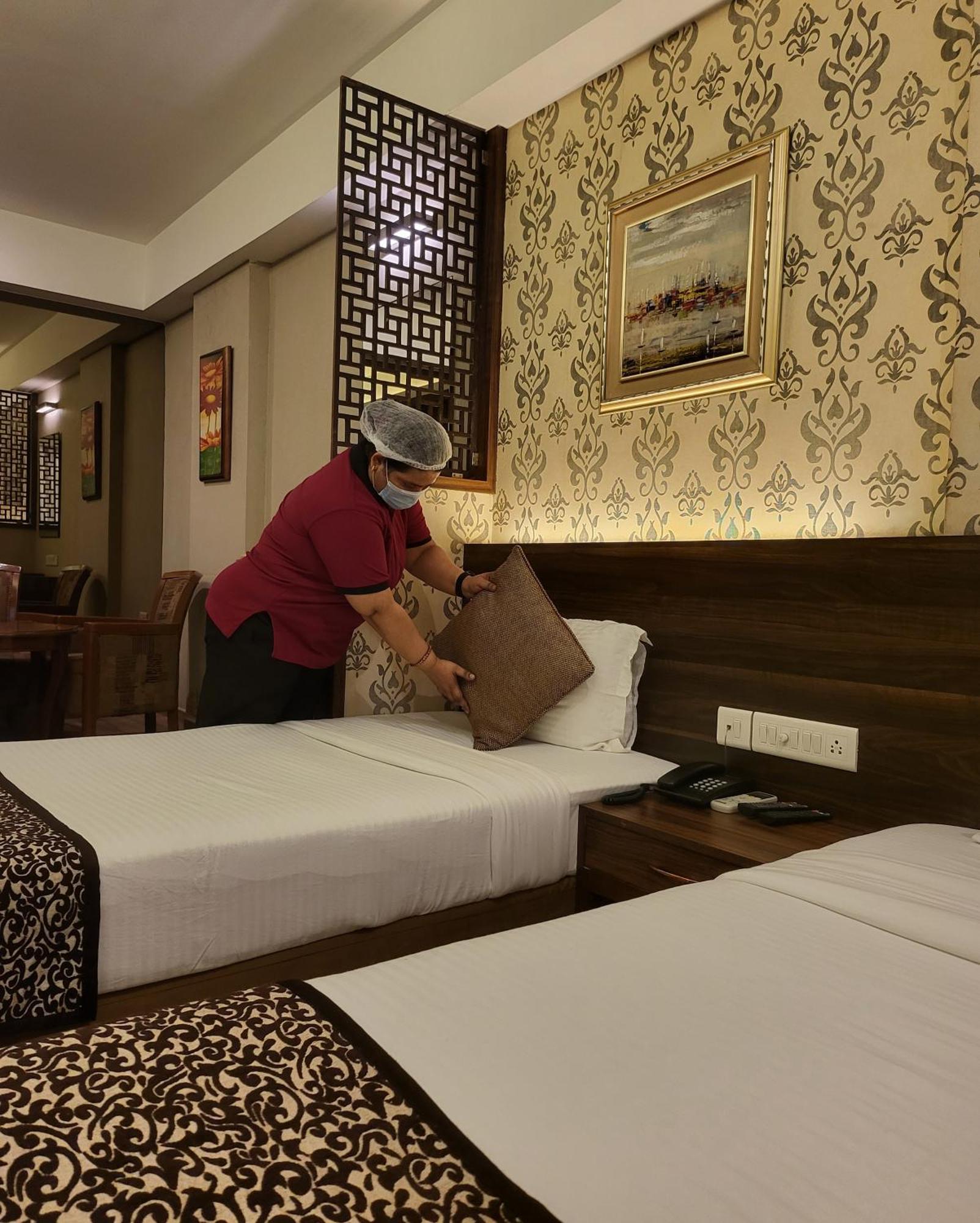 Hotel Maharana Inn Chembur Мумбай Екстериор снимка
