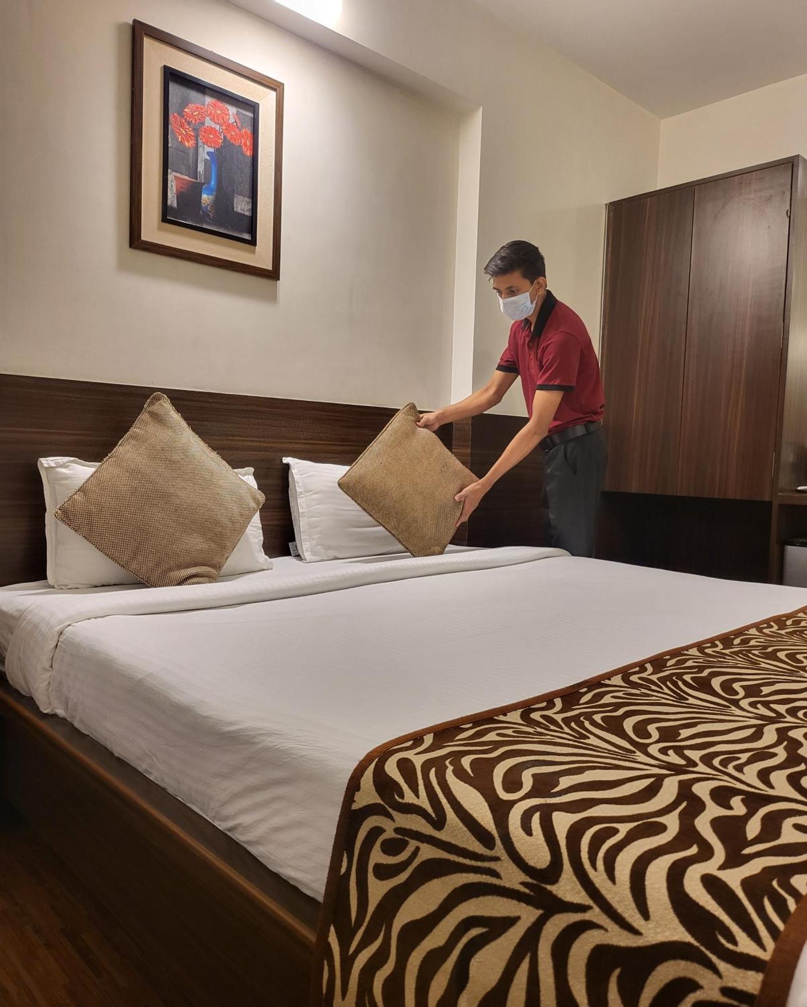 Hotel Maharana Inn Chembur Мумбай Екстериор снимка